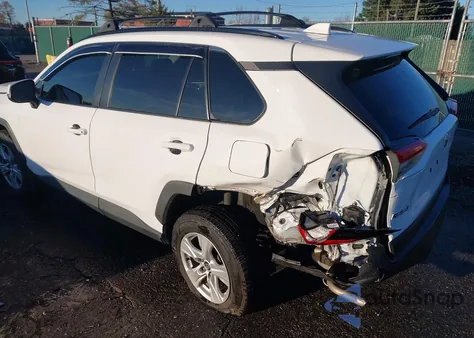2021 Toyota Rav4 Xle z USA, uszkodzony, nr VIN 2T3P1RFV6MC161443